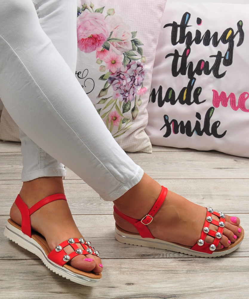 Jakie buty warto zapakować do wakacyjnej walizki?